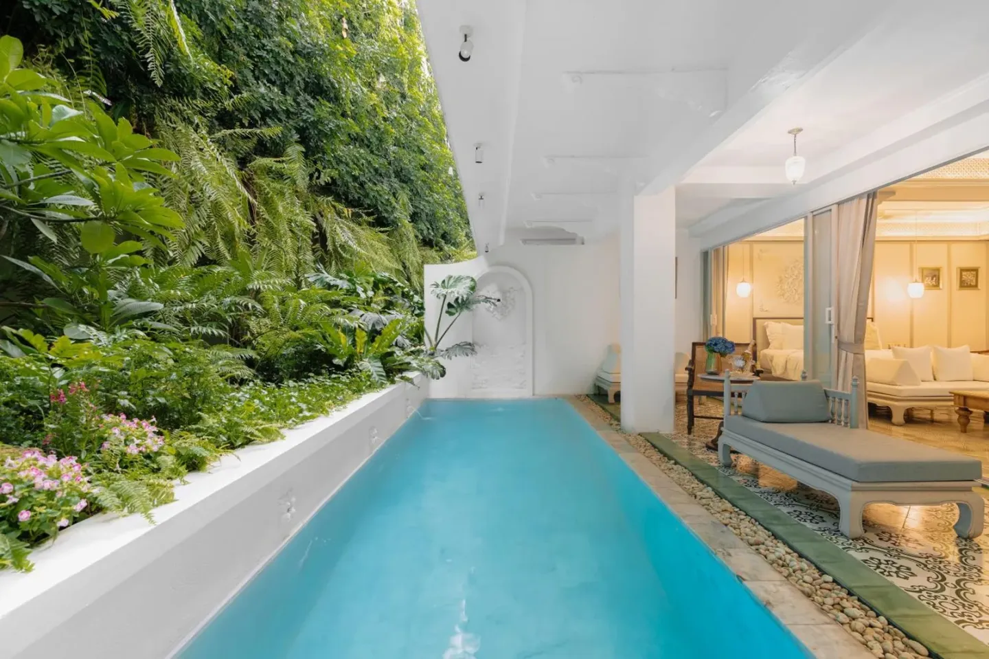 Zona de descanso junto a la piscina de Inside House en Chiang Mai
