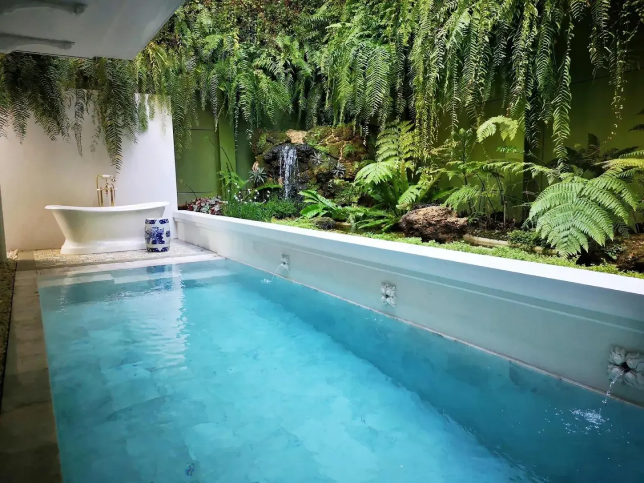 Piscina privada de Inside House en Chiang Mai con vegetación