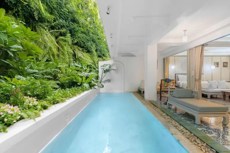 Relajante zona junto a la piscina de Inside House en Chiang Mai