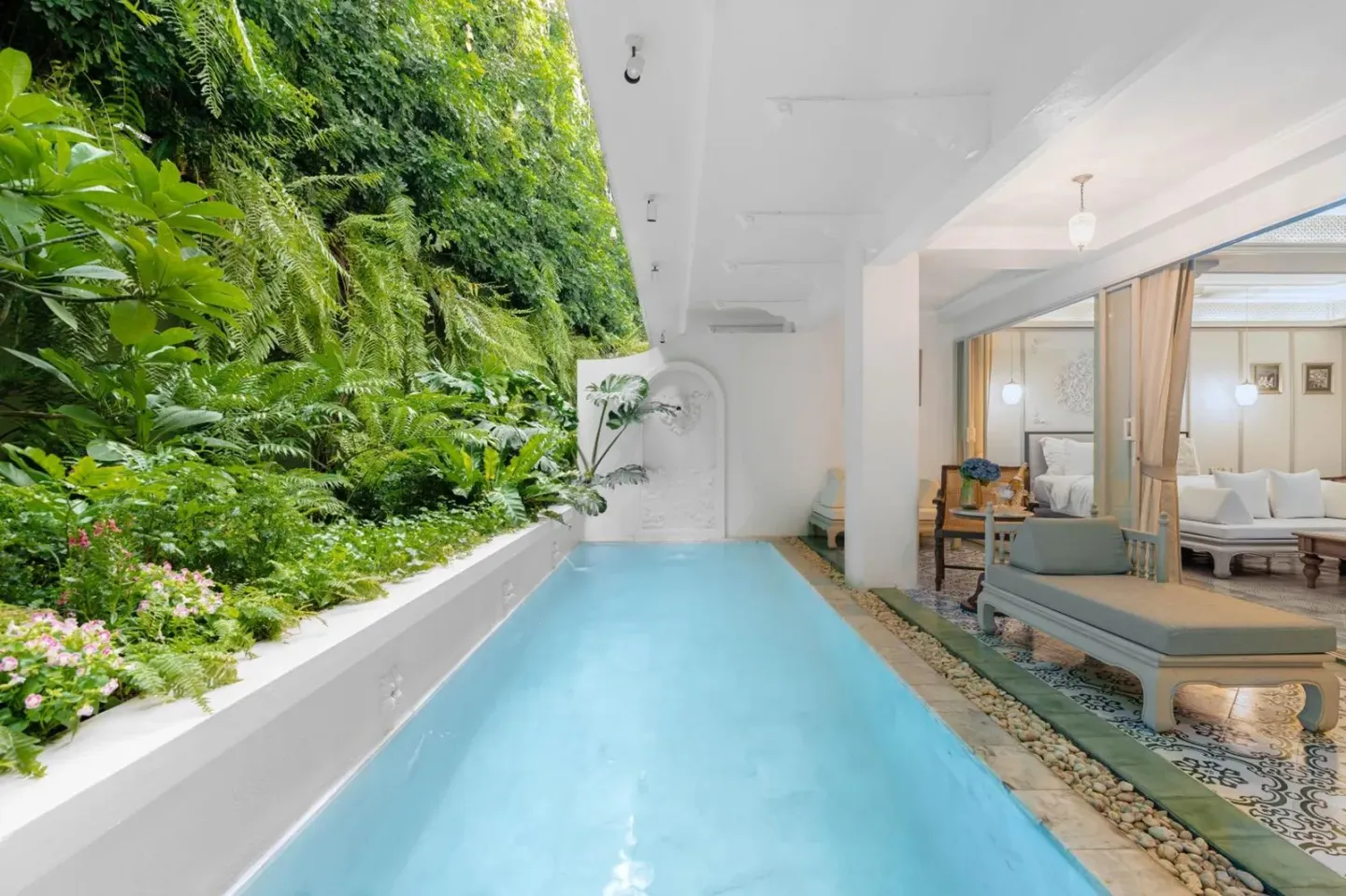 Relajante zona junto a la piscina de Inside House en Chiang Mai