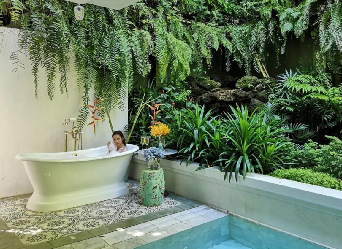 Bañera cerca de la piscina en Inside House en Chiang Mai