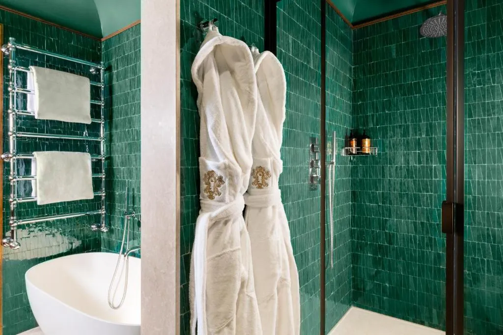 Baño de ducha en The James Suite Hotel Firenze 1564 para SEO de imágenes