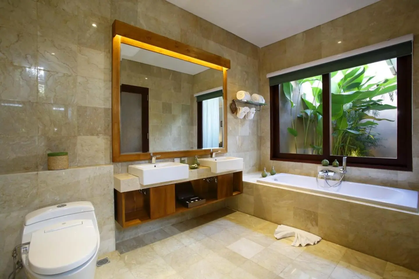 Baño elegante en The Kasih Villas & Spa en Seminyak
