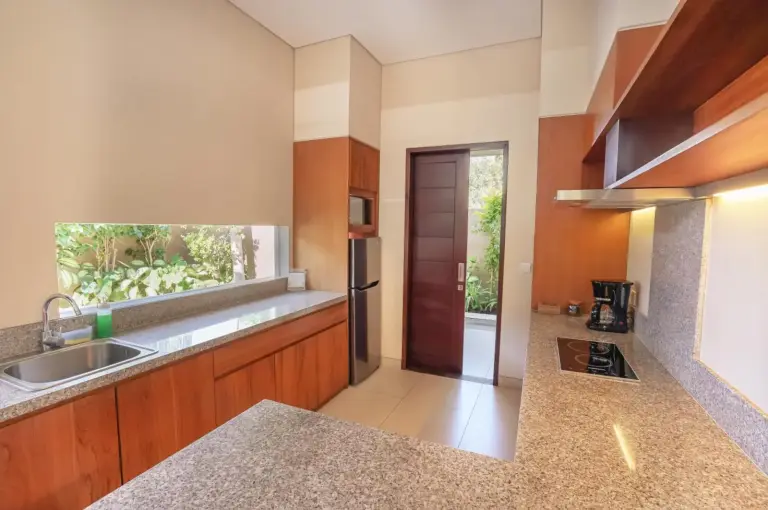 Área de cocina funcional en The Kasih Villas & Spa en Seminyak