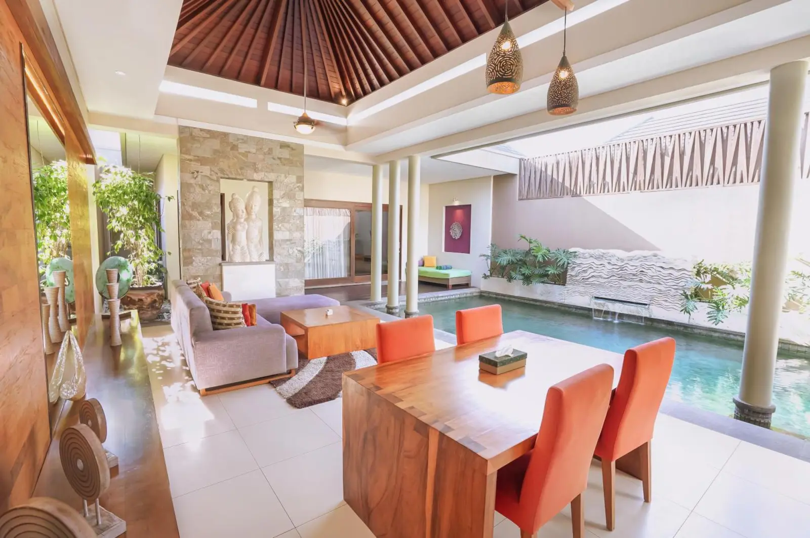 Espacio de estar y comedor en The Kasih Villas & Spa en Seminyak