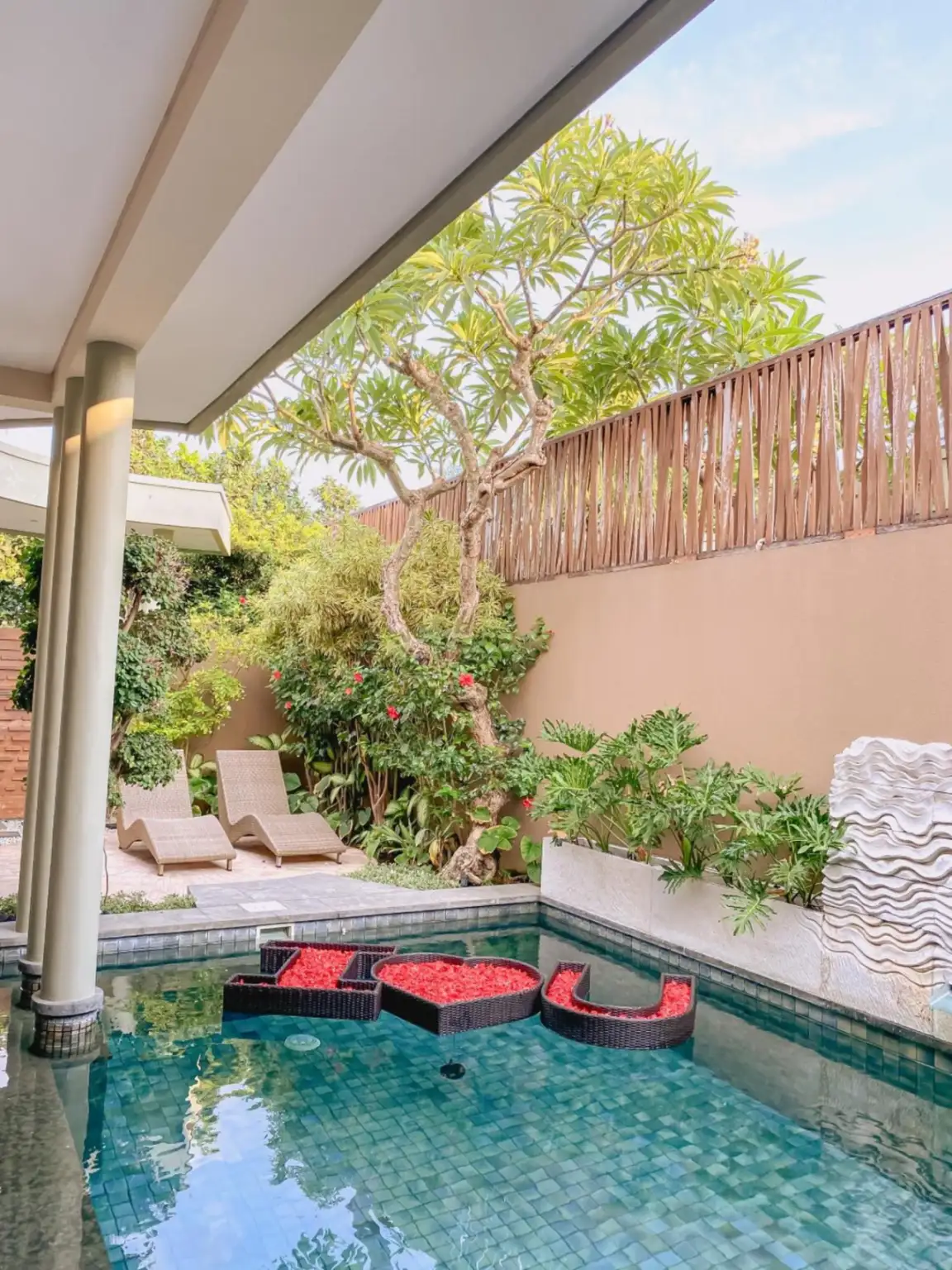 Área exterior exuberante en The Kasih Villas & Spa en Seminyak