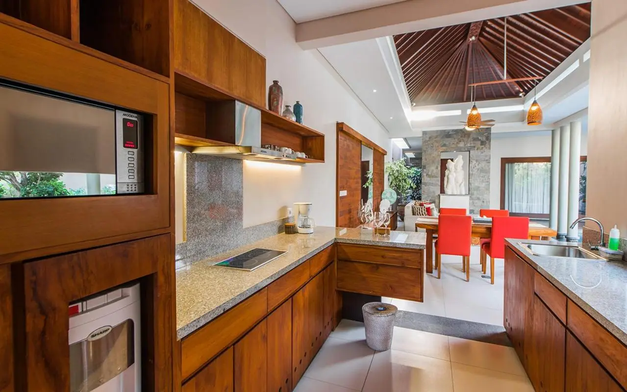 Cocina moderna en The Kasih Villas & Spa en Seminyak