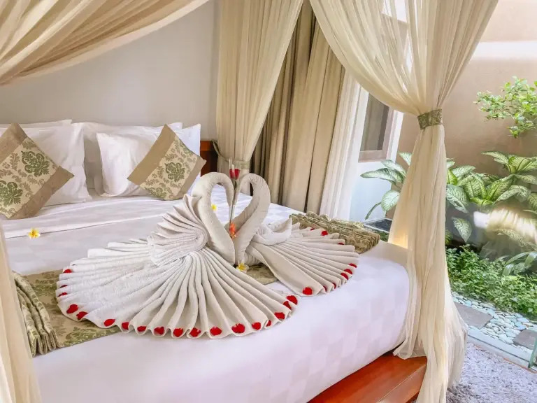 Configuración de habitación romántica en The Kasih Villas & Spa en Seminyak