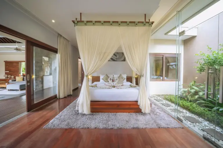 Espacio de dormitorio sereno en The Kasih Villas & Spa en Seminyak