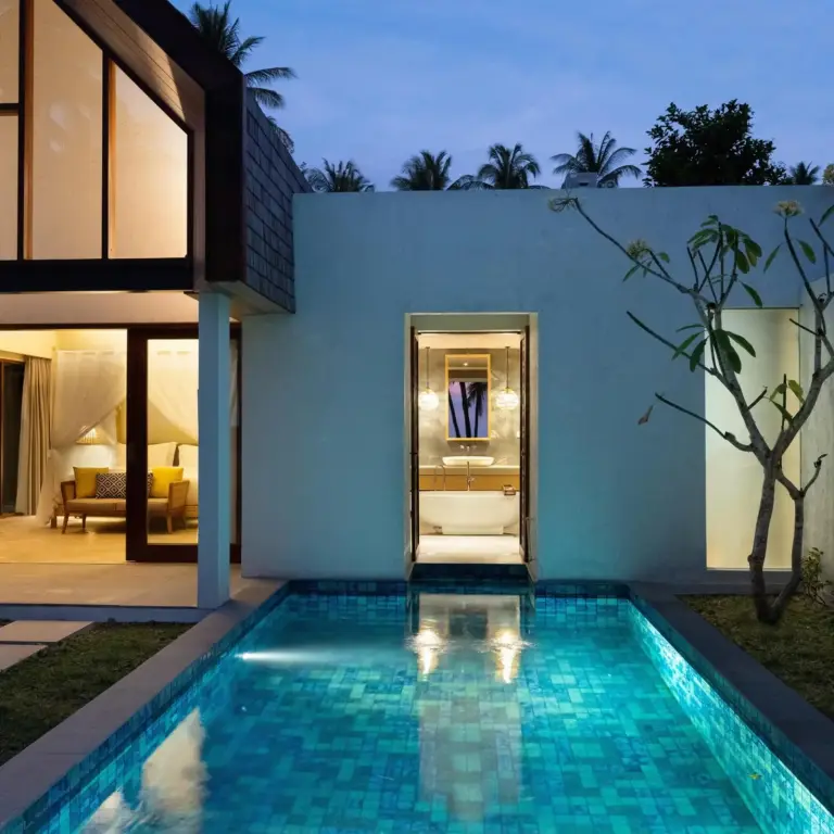 Abendansicht des Villa-Pools im The Kayana Beach Lombok