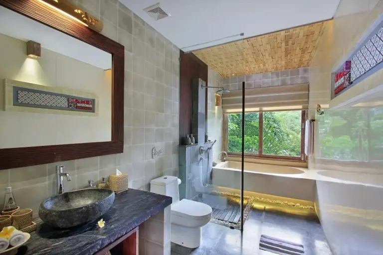 Salle de bains luxueuse au The Kayon Resort à Ubud