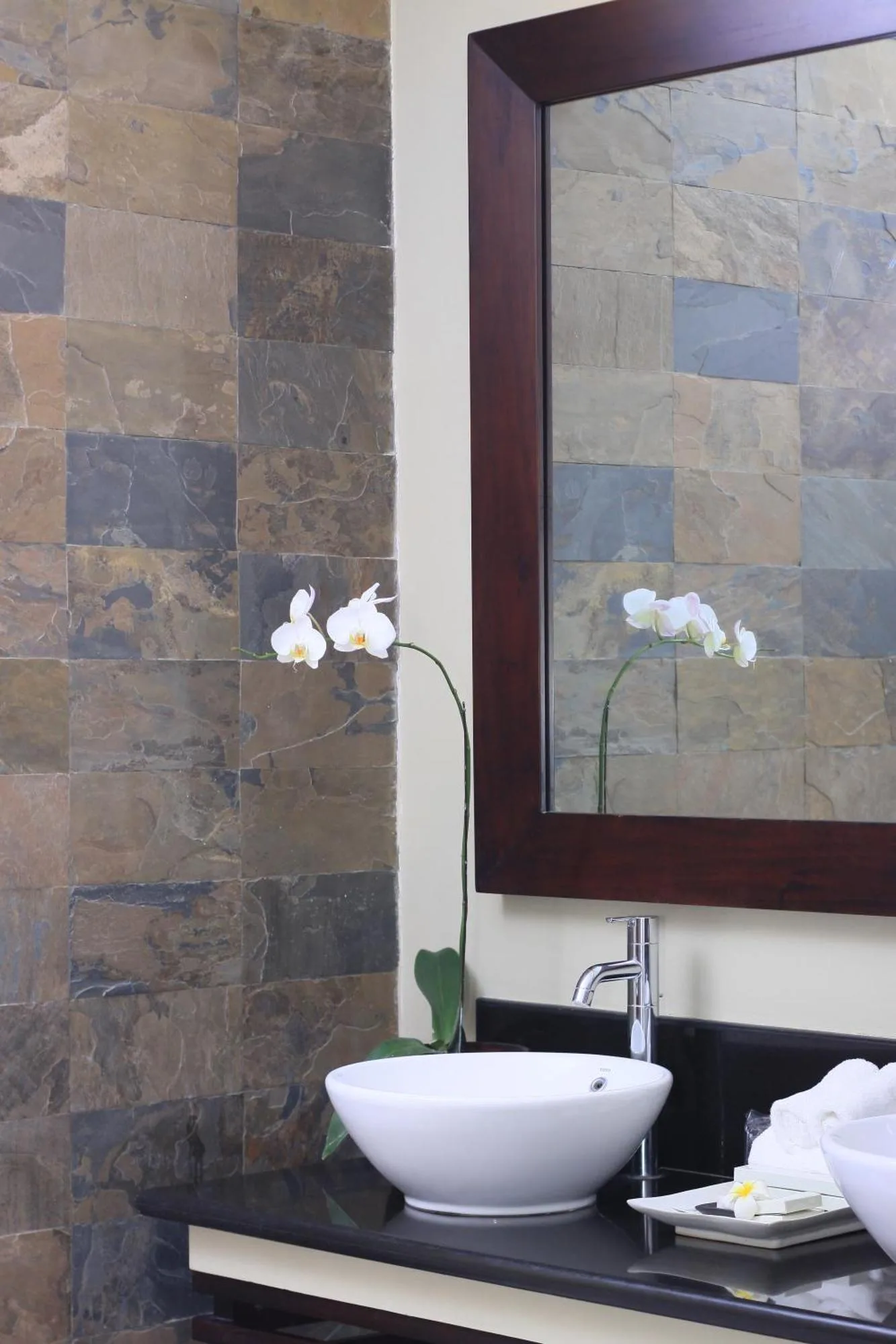 Gros plan sur les détails de la salle de bains au The Kunja Villa-Hotel à Seminyak