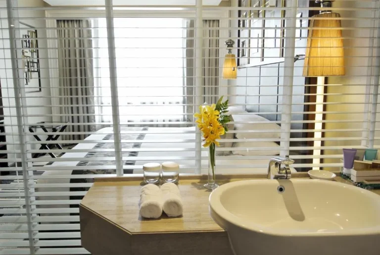 The Landmark Bangkok bathroom view to the room