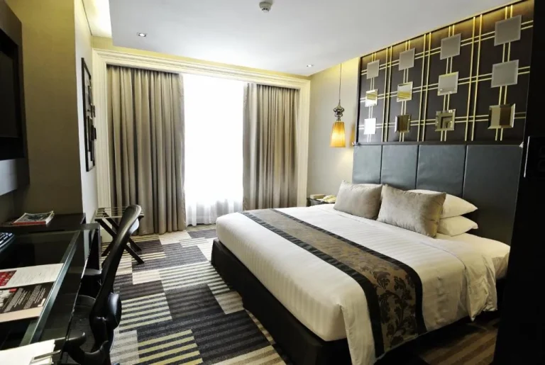 The Landmark Bangkok room with comfortable bed