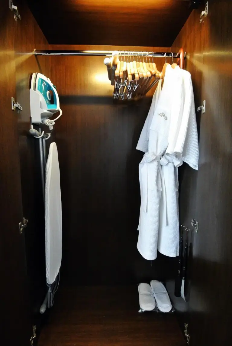 Armoire et fournitures de la chambre au The Landmark Bangkok