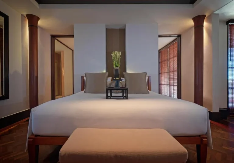 The Legian Seminyak, Bali – hotel en Seminyak, Indonesia – un dormitorio con una gran cama blanca y una sala de estar en The Legian Seminyak