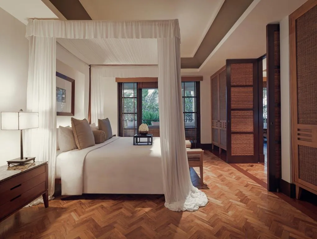 The Legian Seminyak, Bali – hotel en Seminyak, Indonesia – una sala de estar con dos sofás y una mesa en The Legian Seminyak