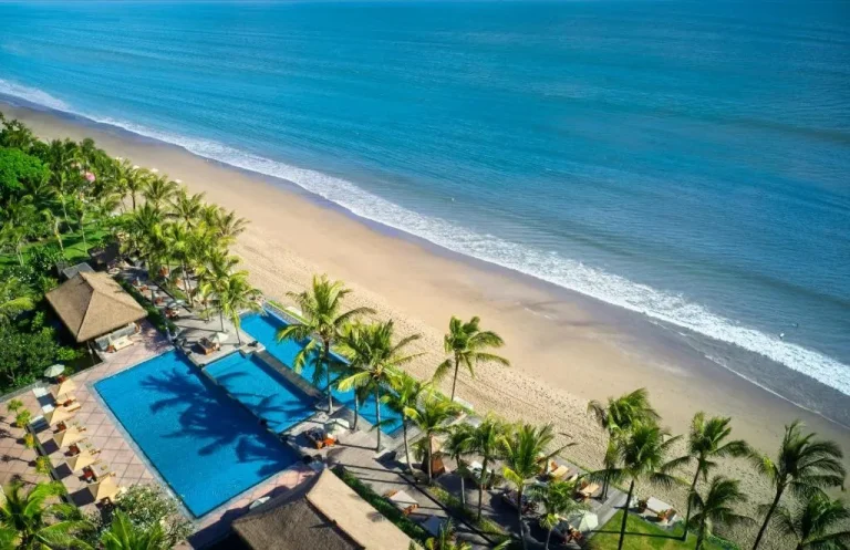 The Legian Seminyak, Bali – hotel en Seminyak, Indonesia – una vista aérea de una playa con una piscina en The Legian Seminyak
