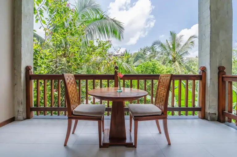 Sitzbereich auf dem Balkon im The Lokha Ubud Resort, Villas & SPA