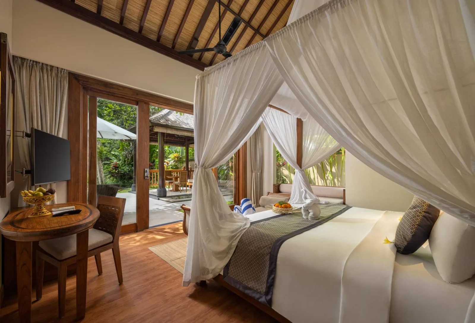 Innenansicht einer Villa im The Lokha Ubud Resort, Villas & SPA