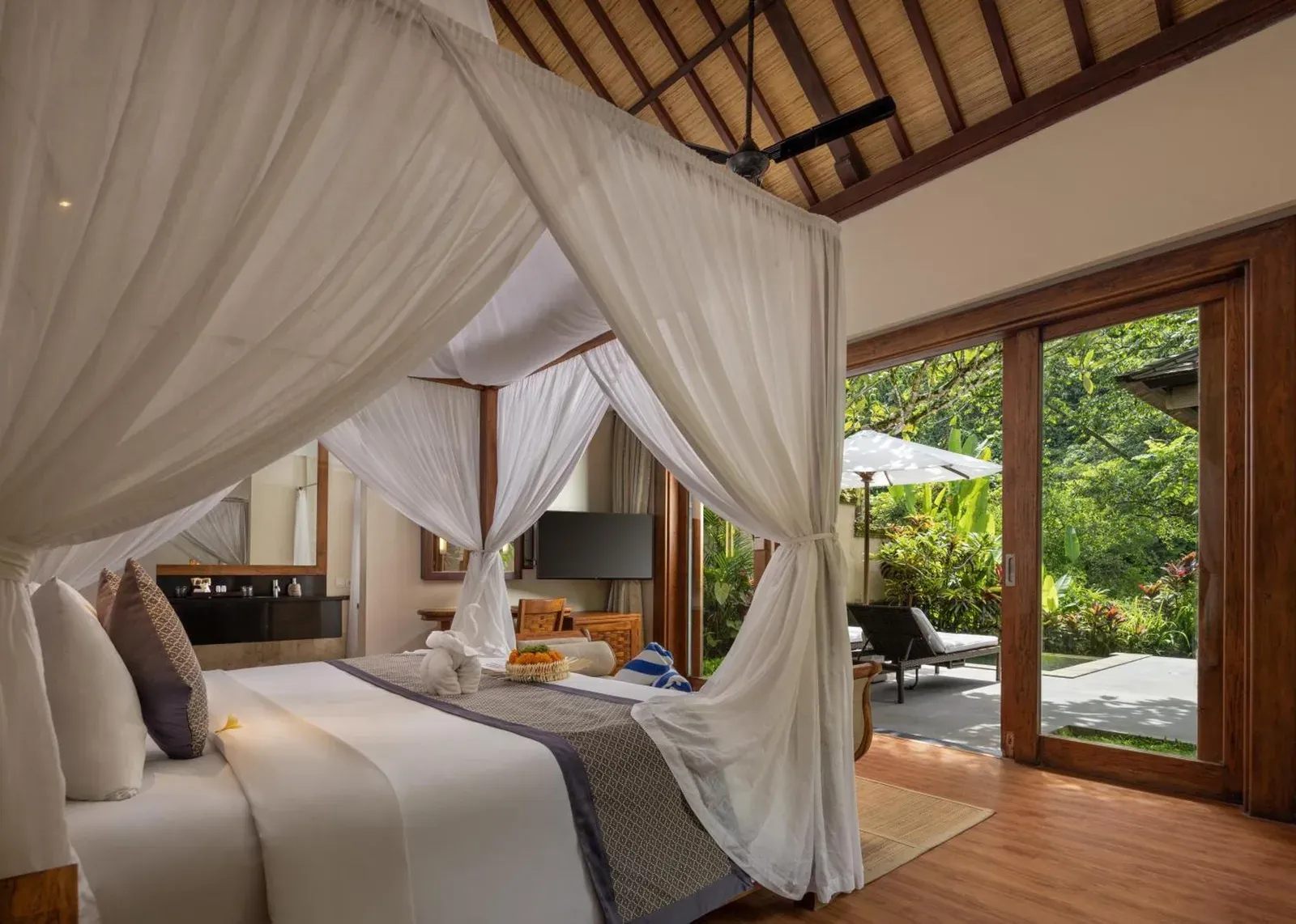 Blick von innen aus der Villa im The Lokha Ubud Resort, Villas & SPA