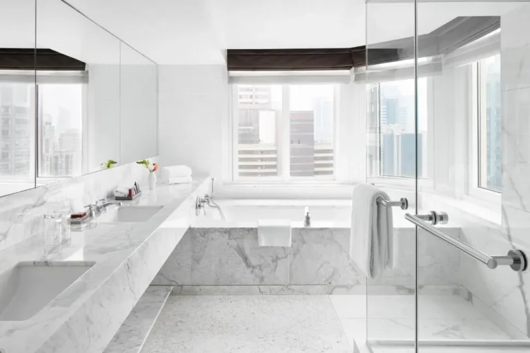 Das London, ein Luxury Collection Hotel, New York City modernes Badezimmer