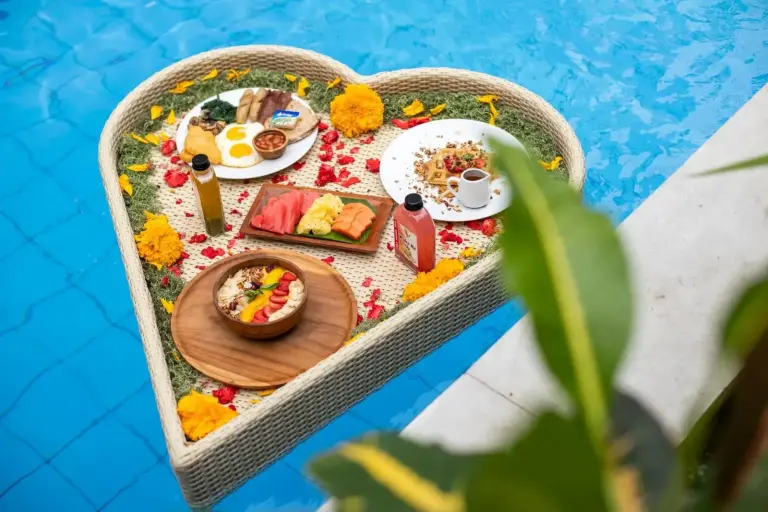 Desayuno flotante en The Luxury Collection, Monaco Blu en Seminyak