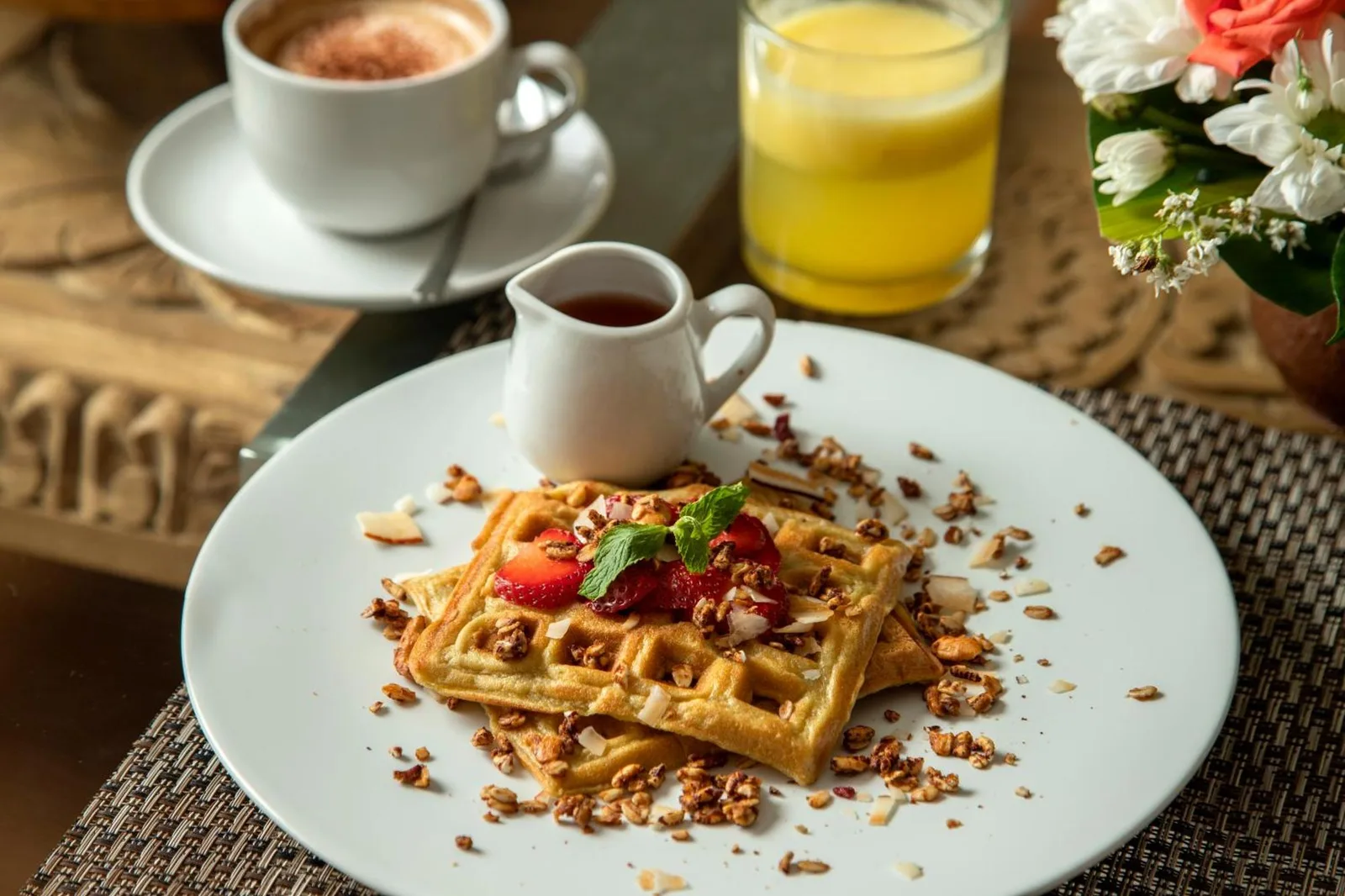 Gofres y café en The Luxury Collection, Monaco Blu en Seminyak