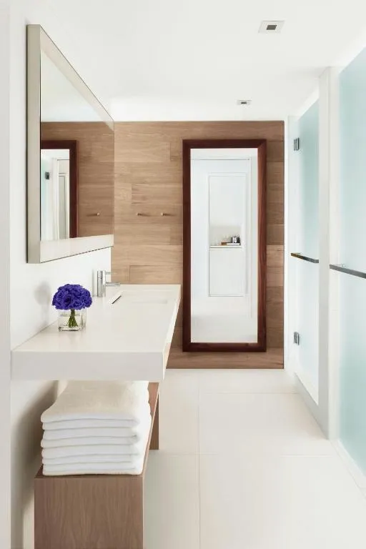 Das moderne Badezimmer des Miami Beach EDITION mit weißer Dekoration