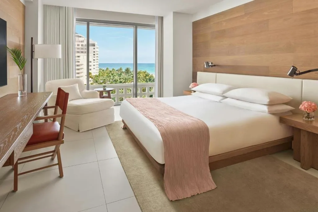 Das Gästezimmer mit Meerblick im The Miami Beach EDITION