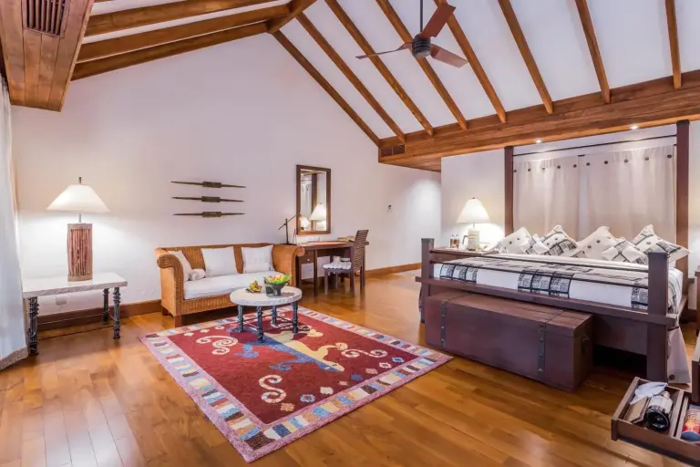Dormitorio en una suite en The Oberoi Beach Resort, Lombok