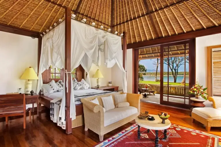 Dormitorio de cabaña en The Oberoi Beach Resort, Lombok