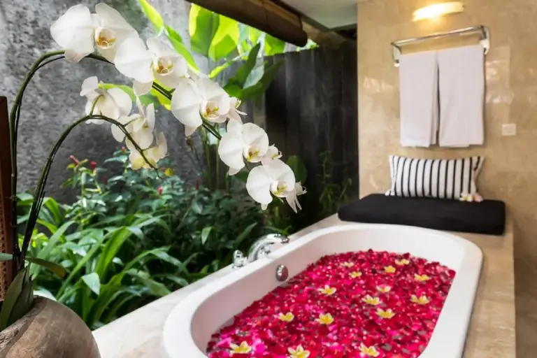 Spa-Bad mit Blütenblättern im The One Boutique Villa & Spa Seminyak