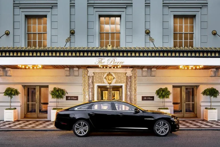 Eingang des The Pierre, A Taj Hotel, New York mit geparktem Luxusauto