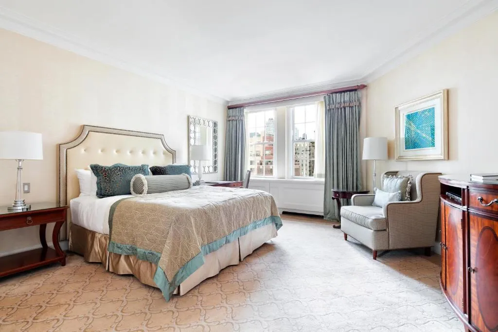 Geräumiges Schlafzimmer in einer Suite im The Pierre, A Taj Hotel, New York