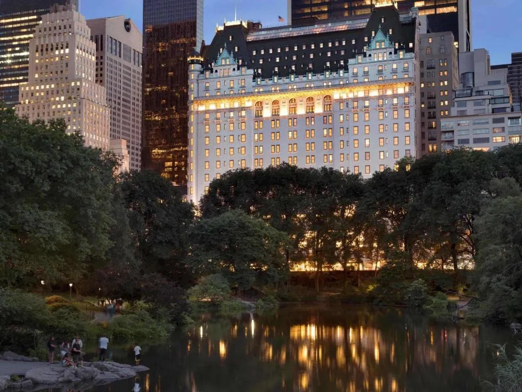 Vista nocturna del The Plaza, A Fairmont Hotel, Nueva York