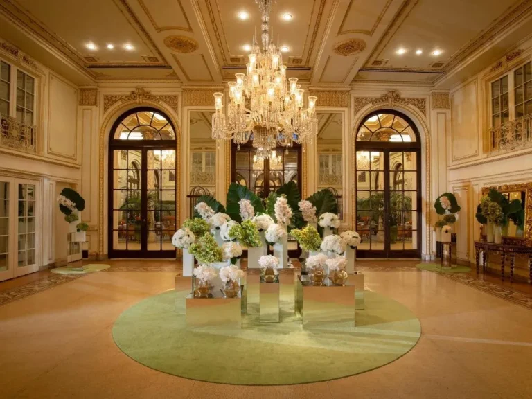 Blumenschmuck in der Lobby des Plaza, A Fairmont Hotel, New York