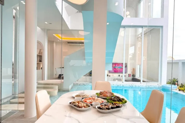 Mesa de cena con comida en The Pool Space - ICONIC Pool Villa en Pattaya