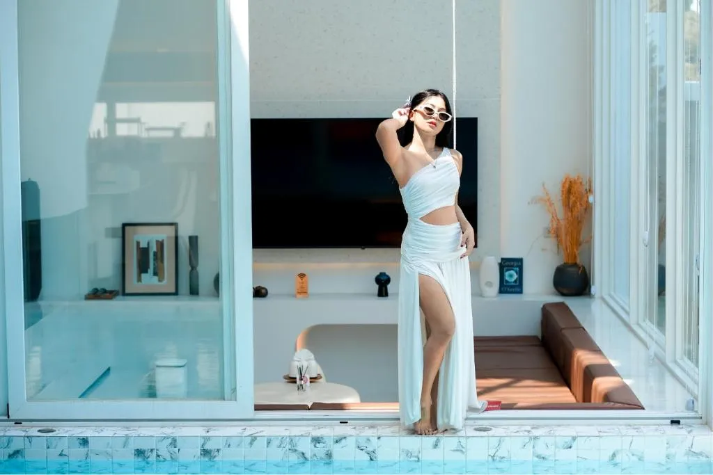 Modelo junto a la piscina en El Espacio de la Piscina - Villa ICONICA en Pattaya