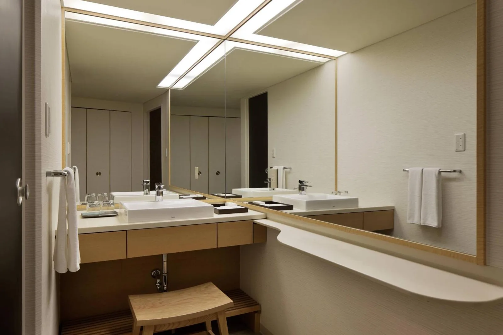 Baño en The Prince Kyoto Takaragaike, Autograph Collection con tocador, espejo, lavabo y zona de ducha.
