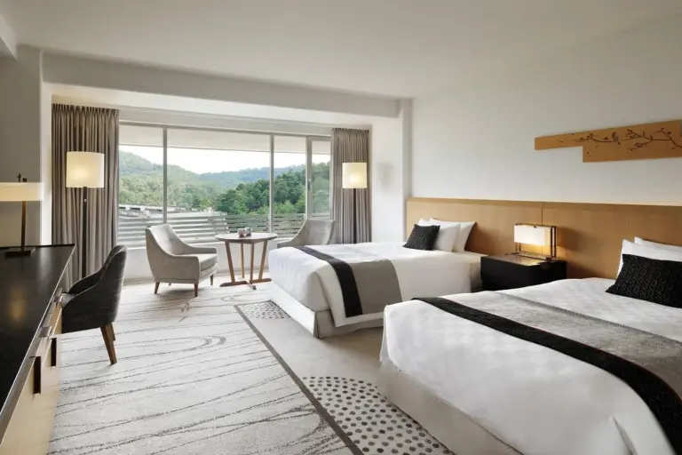 Habitación twin en The Prince Kyoto Takaragaike, Autograph Collection con dos camas y vistas al jardín.