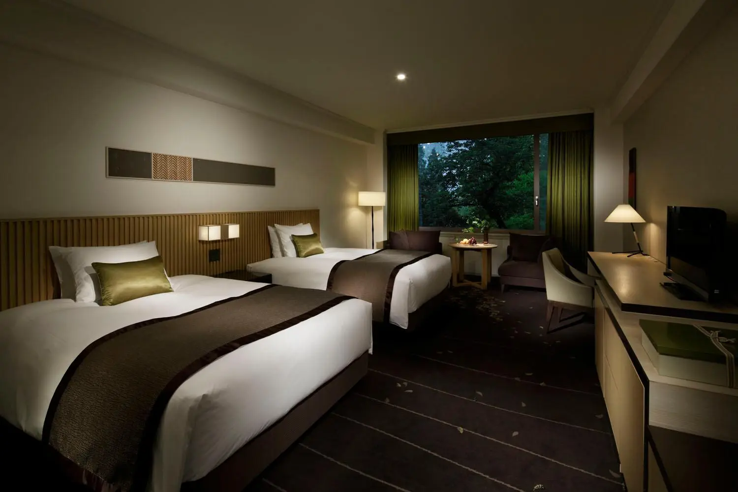 Twin room in evening light at The Prince Sakura Tower Tokyo, Autograph Collection
