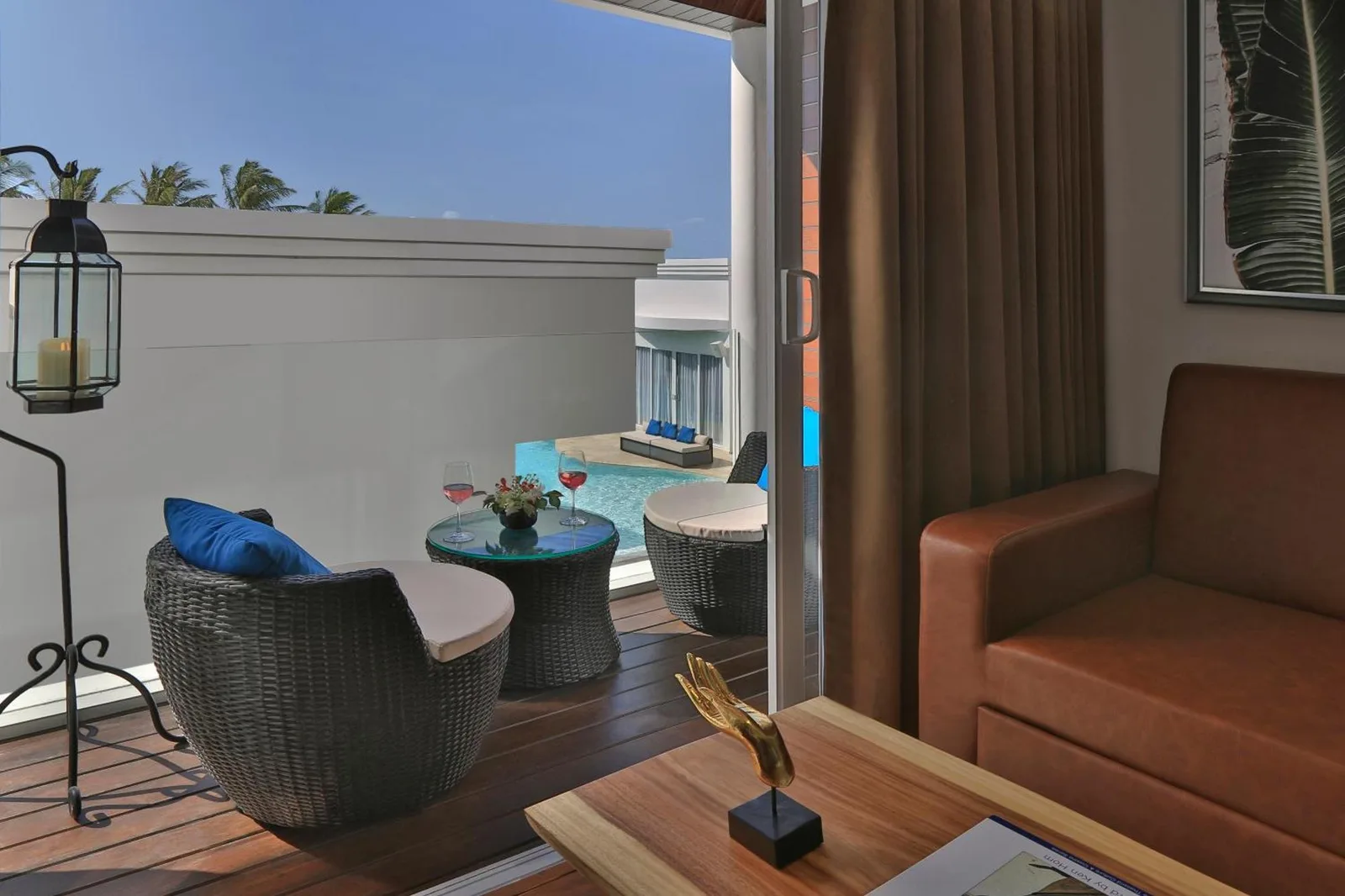 Salón del balcón en The Privilege Hotel Ezra Beach Club en Koh Samui con sillas de mimbre y vistas al mar