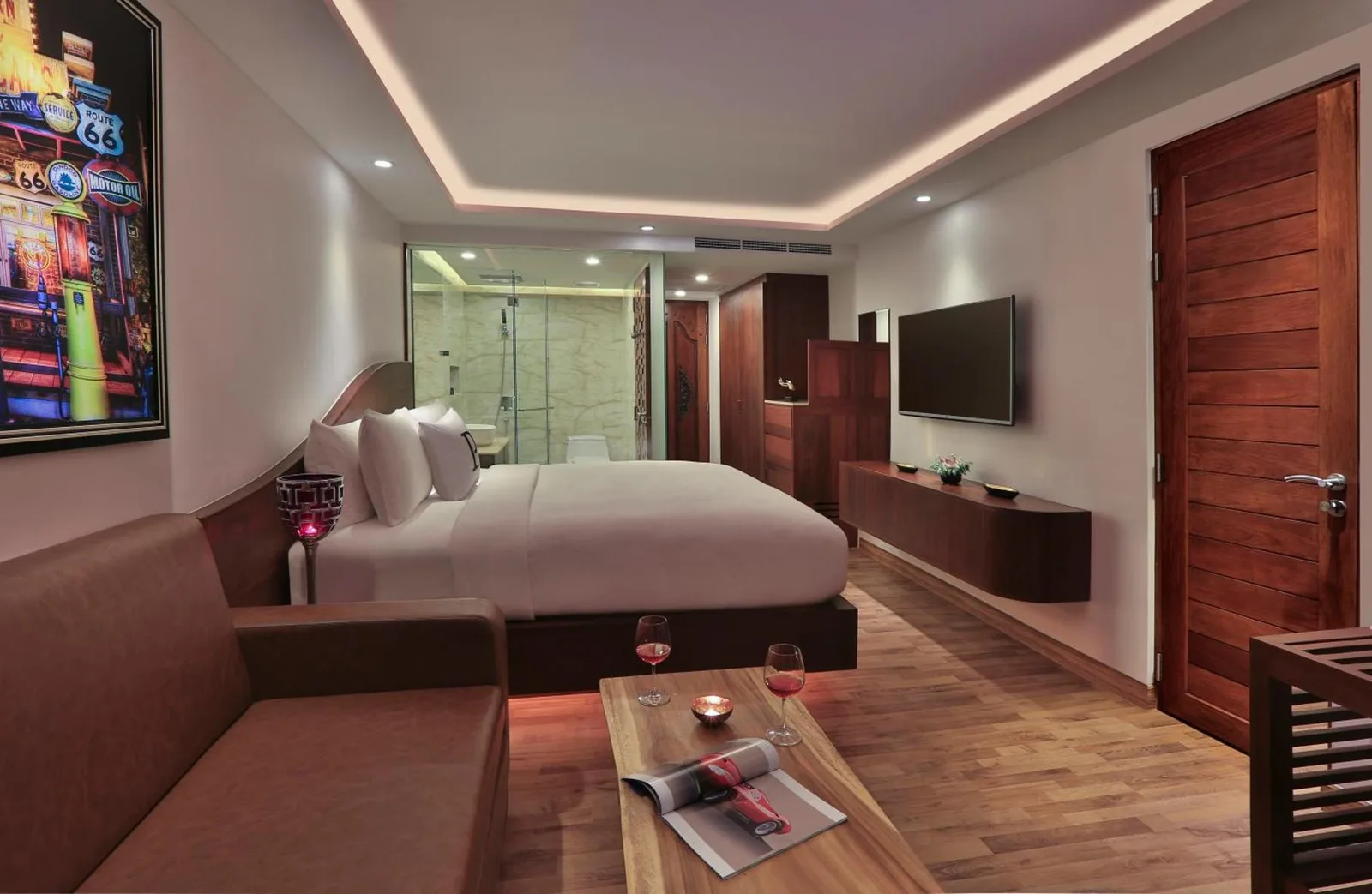 Dormitorio elegante en The Privilege Hotel Ezra Beach Club en Koh Samui con zona de estar con sofá y baño privado
