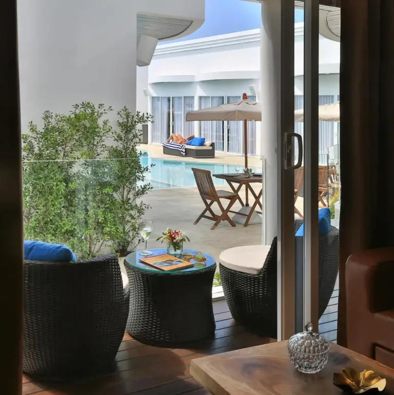 Terraza privada en The Privilege Hotel Ezra Beach Club en Koh Samui con asientos y acceso a la piscina