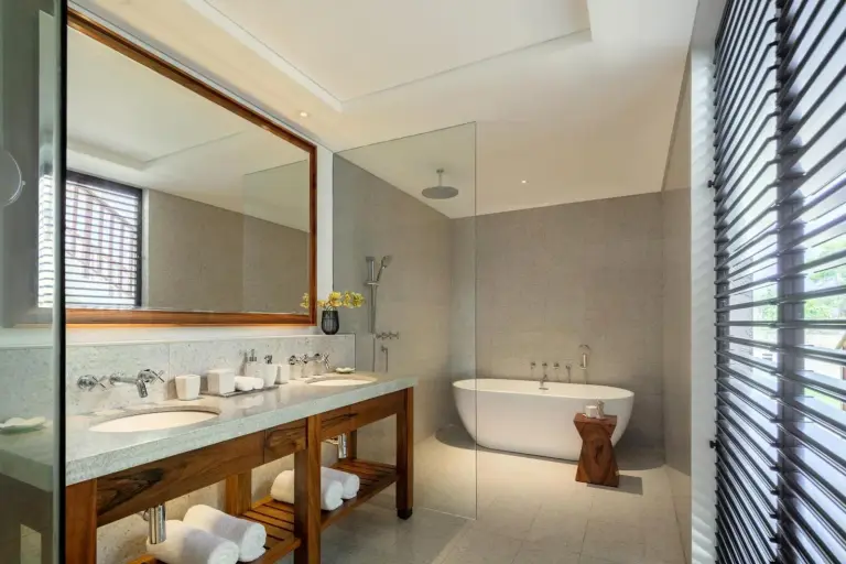 Baño moderno en The Residence Bintan