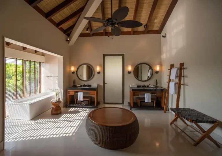 The Residence Maldives at Dhigurah – hotel en Nilandhoo, Maldives – una villa con piscina en la selva en The Residence Maldives at Dhigurah en Gaafu Alifu Atoll