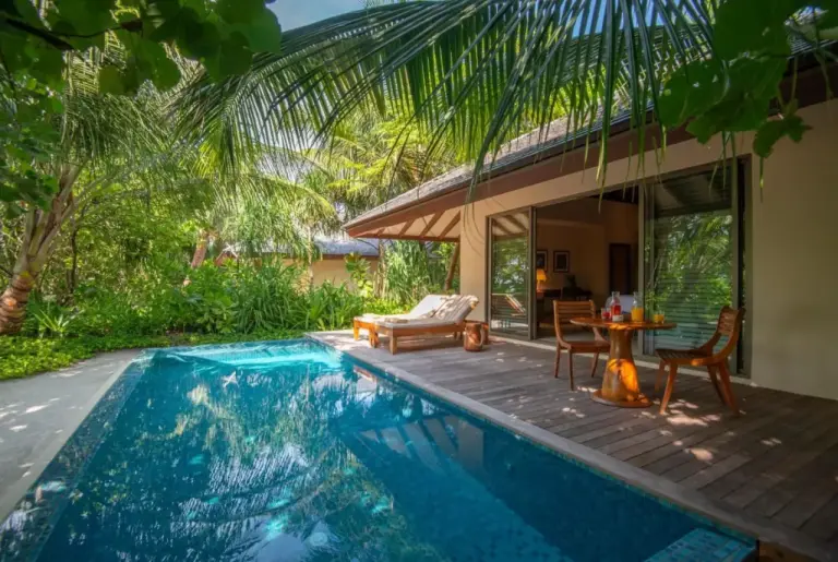 Zona de piscina privada de The Residence Maldives at Dhigurah