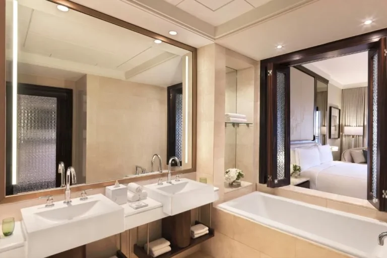 Salle de bain élégante au Ritz-Carlton Abu Dhabi, Grand Canal