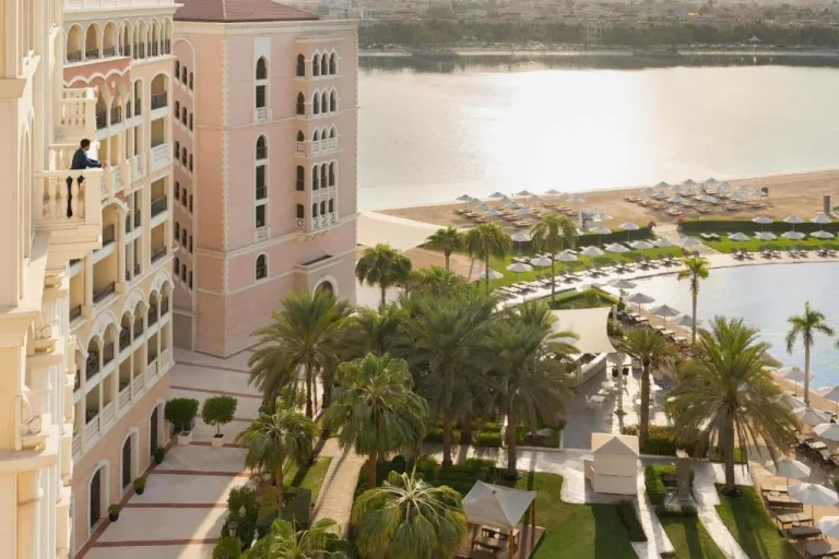 Vue extérieure du Ritz-Carlton Abu Dhabi, Grand Canal